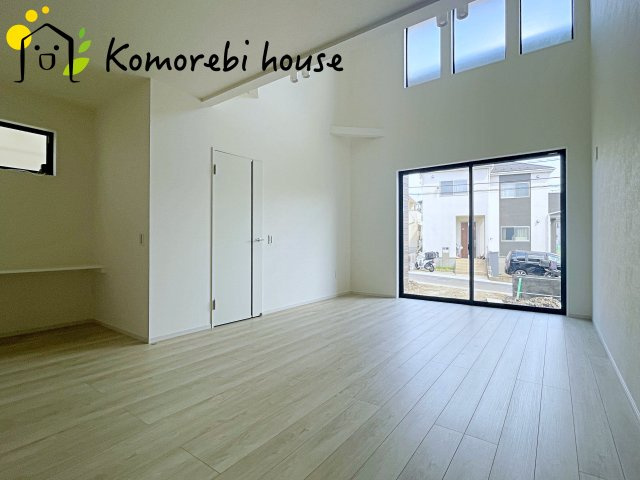 さいたま市見沼区南中丸　17期　新築一戸建て　KEIAI GRACE　02の居間・リビング|ゆったり過ごせる居間です