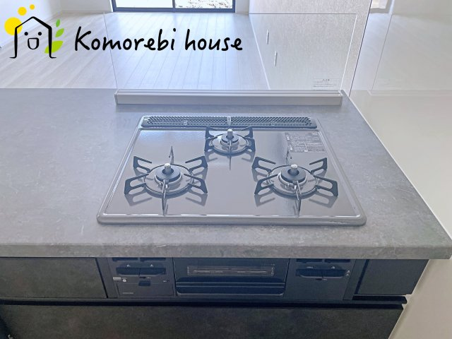 さいたま市見沼区南中丸　17期　新築一戸建て　KEIAI GRACE　02のキッチン|コンパクトなキッチンで掃除もラクラク