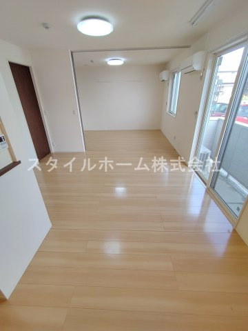 ソレーユ野路の居間・リビング|同建物内別部屋の写真です。