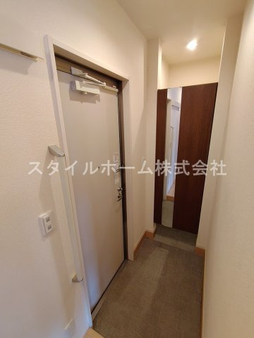 ソレーユ野路の玄関|同建物内別部屋の写真です。