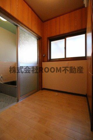 三股R7の洗面所|脱衣スペースもあります