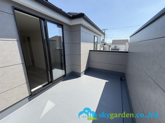 藤沢市石川２期　新築戸建　全３棟２号棟のバルコニー|暖かな日差しのふりそそぐバルコニー
