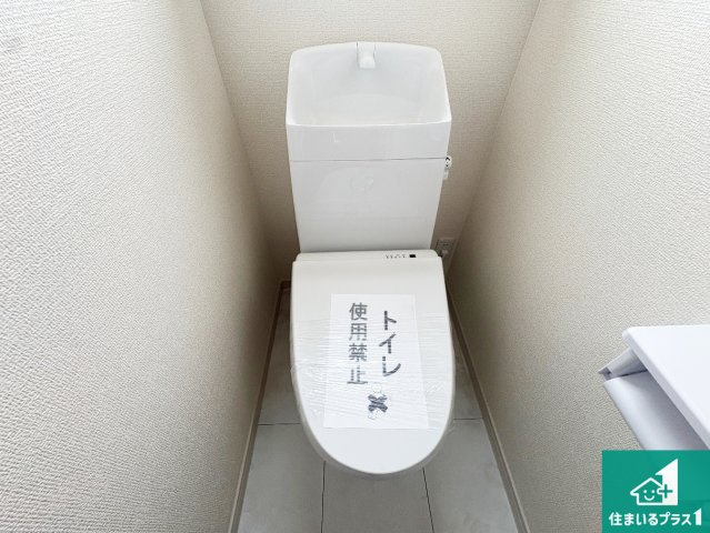 ●奈良市東九条町　第20期　新築一戸建てのトイレ|1・2階の2ヶ所にあるので、朝の忙しい時間の順番待ちもなく、深夜の利用にも大変便利です。