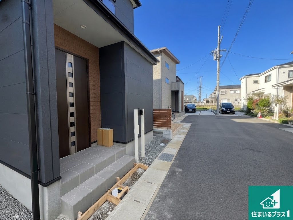 ●奈良市東九条町　第20期　新築一戸建ての前面道路含む現地写真|周辺は閑静な住宅街！前面道路広々で車の出し入れも便利です。駐車が苦手な方でも安心して車庫入れできます！