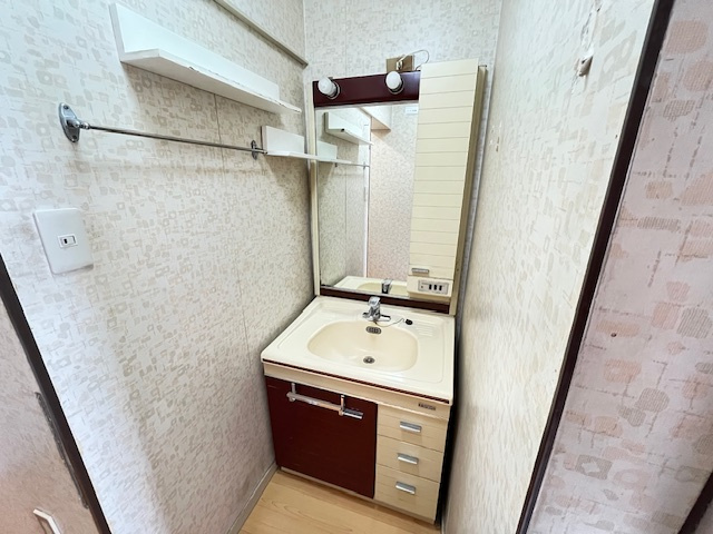 三日市町貸戸建の独立洗面台