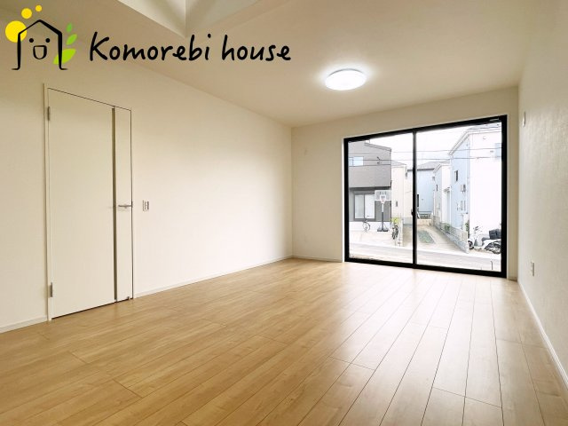 さいたま市見沼区南中丸　17期　新築一戸建て　KEIAI GRACE　03の居間・リビング|こちらの居間で趣味の時間をお楽しみください
