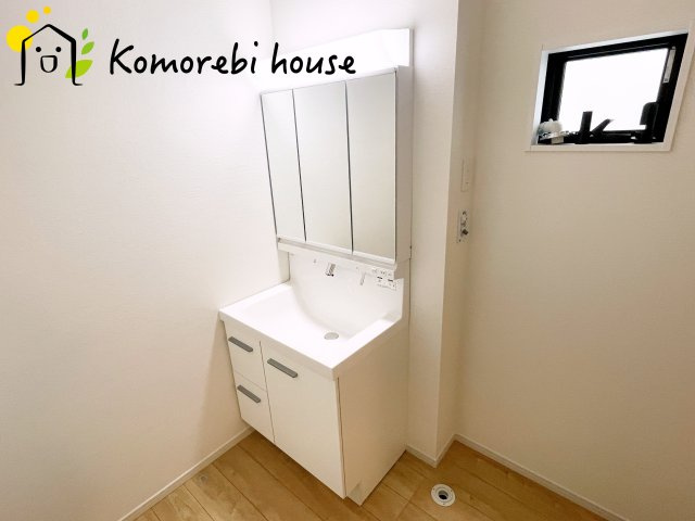 さいたま市見沼区南中丸　17期　新築一戸建て　KEIAI GRACE　03の独立洗面台|独立洗面台あり、毎朝おしゃれに忙しい女性の方におすすめです