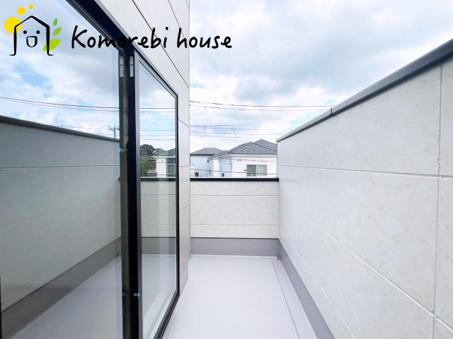 さいたま市見沼区南中丸　17期　新築一戸建て　KEIAI GRACE　03のバルコニー|開放的で明るい空間を演出してくれるバルコニーです