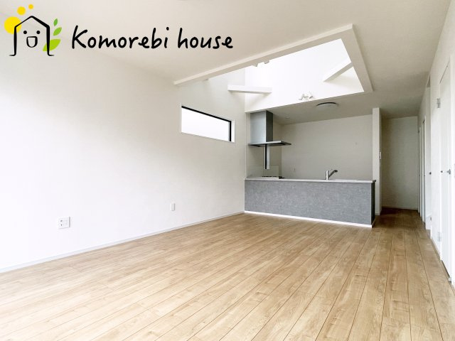 さいたま市見沼区南中丸　17期　新築一戸建て　KEIAI GRACE　03の居間・リビング|ゆったりとした居間です