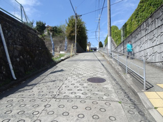 【前面道路含む現地写真】 | 川西市南花屋敷1丁目24の16の1　新築一戸建て