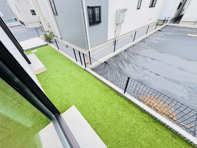 松戸市新松戸６丁目新築戸建【新松戸南小学校：4分】の庭|南側隣地境界スペース