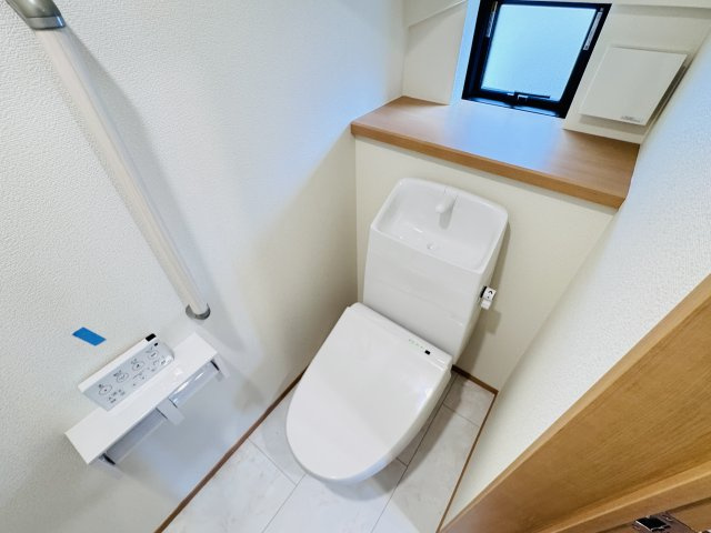 松戸市新松戸６丁目新築戸建【新松戸南小学校：4分】のトイレ|温水洗浄暖房便座つきトイレ