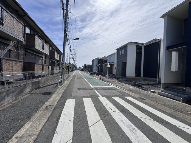 松戸市新松戸６丁目新築戸建【新松戸南小学校：4分】の前面道路含む現地写真|北側前面道路・幅員約6ｍ