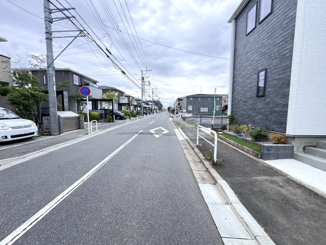 松戸市新松戸６丁目新築戸建【新松戸南小学校：4分】の前面道路含む現地写真|北側前面道路・幅員約6ｍ