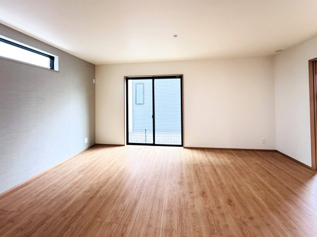 松戸市新松戸６丁目新築戸建【新松戸南小学校：4分】の居間・リビング|18.62帖リビングダイニングキッチン・アクセントクロス