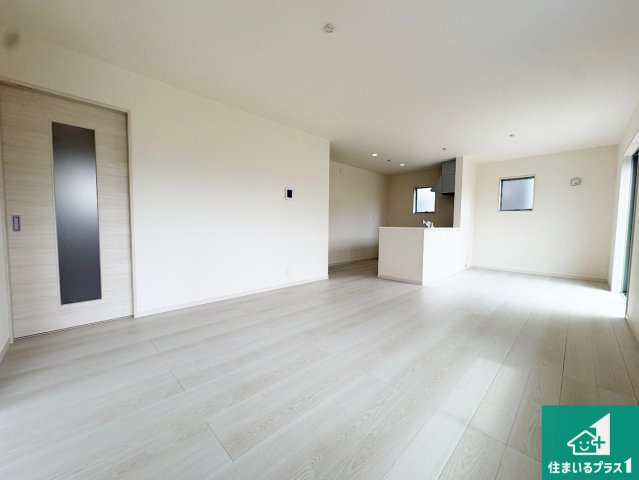 ●奈良市東九条町　第20期　新築一戸建ての居間・リビング|シンプルなリビングは、観葉植物等のインテリアを楽しめますね！パパ好みにも、ママ好みにも家具次第で雰囲気を変えることができます！