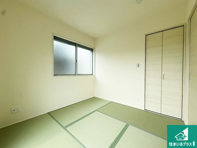 ●奈良市東九条町　第20期　新築一戸建ての和室|一室あると便利な和室は客間としてだけでなく、小さなお子様のプレイルームや食後のくつろぎスペースとしてもご利用いただけます。収納もついていますので大活躍間違いなし！