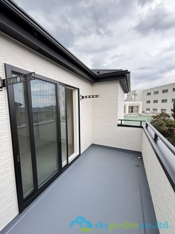 秦野市戸川第3　新築戸建　全5棟2号棟のバルコニー