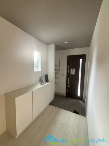秦野市戸川第3　新築戸建　全5棟2号棟の玄関