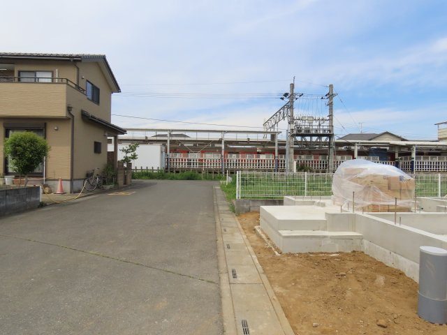 鶴ヶ島市中新田新築戸建の前面道路含む現地写真
