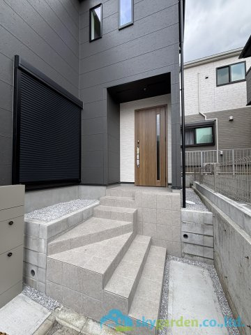 秦野市戸川第3　新築戸建　全5号棟1号棟の玄関