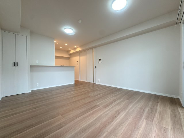 【居間・リビング】 | ベルアージュ井尻☆仲介手数料無料☆ | ナチュラルな色調でまとめられた内装は、どんな家具とも相性抜群。自分好みのインテリアで、理想の暮らしをデザインできます。
