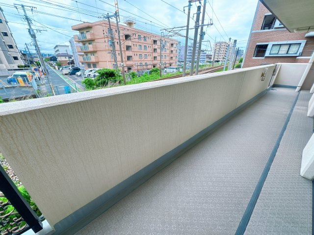 【バルコニー】 | ベルアージュ井尻☆仲介手数料無料☆ | 【奥行きのあるバルコニー】洗濯干しはもちろん、ちょっとしたガーデニングも楽しめる広さを確保しています。