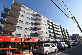 【外観】 | 手入れの行き届いた外壁やエントランスなど、「見ればわかる」レベルで清潔感を保ったマンションです。築年数を感じさせない姿で皆様をお出迎えします。～即日のご見学可能～　お問合せはお気軽にどうぞ。
