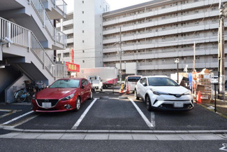 【駐車場】 | マンションの駐車場スペース。空きの有無や駐車料金、サイズ規定などについては、改めてお問い合わせください。～即日のご見学可能～　お問合せはお気軽にどうぞ。