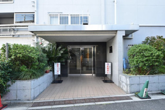 【エントランス】 | お客様を、そして住人を出迎えてくれるマンションのエントランス。ゴミが落ちていないことからも、管理状態の良さや住民の節度の高さが見て取れます。～即日のご見学可能～　お問合せはお気軽にどうぞ。
