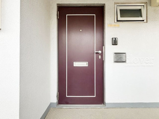 【その他共用部分】 | 皆様をお迎えする、お部屋の玄関ドア。開けやすさや開放角度、ドアノブの操作しやすさや鍵の形状などを、現地で一度ご確認ください。～即日のご見学可能～　お問合せはお気軽にどうぞ。
