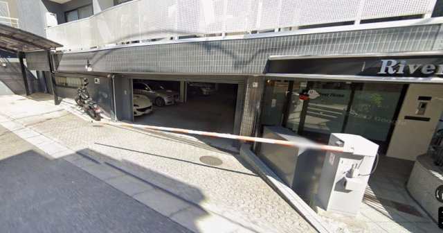 リバーストーンの駐車場