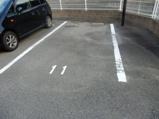 レオパレスプラムバレーの駐車場