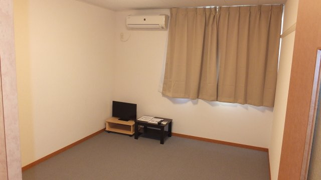 三田市下井沢のアパートの居間・リビング|２Fカーペット