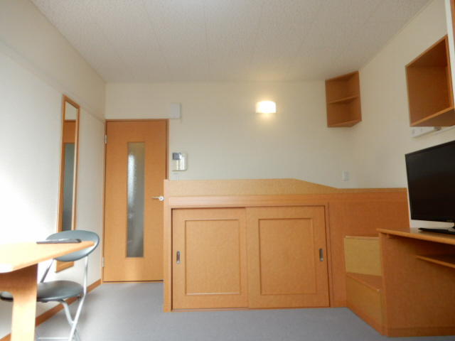 明石市魚住町住吉４丁目のアパートの居間・リビング