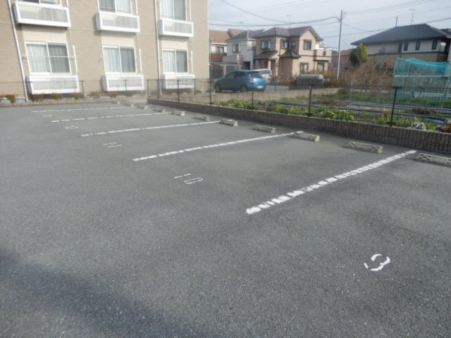 明石市魚住町住吉４丁目のアパートの駐車場