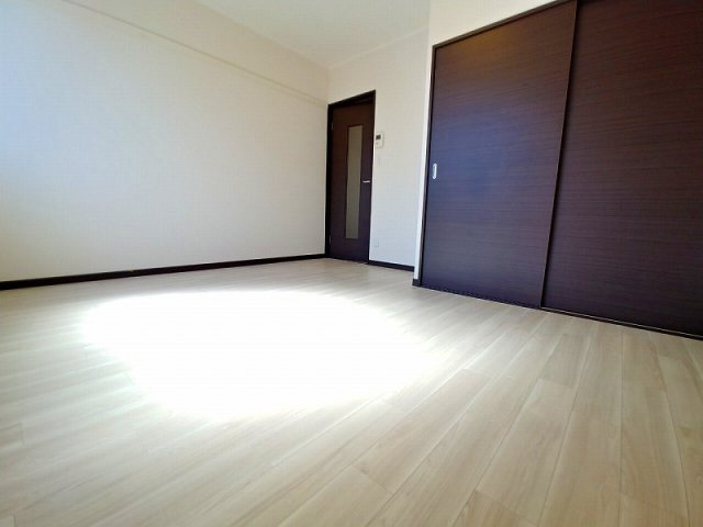 明石市二見町福里のアパートの寝室|1階　フローリング、2階　カーペット