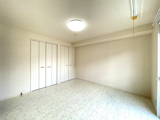 レセンテ中央の洋室