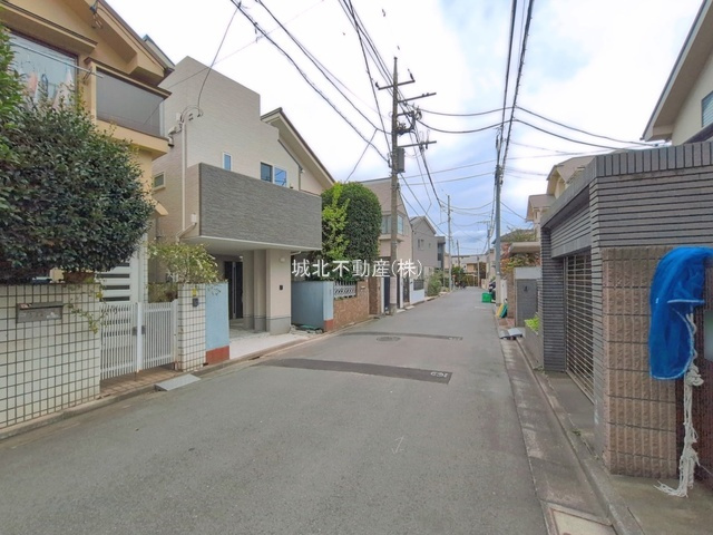 杉並区本天沼2丁目 限定1棟の前面道路含む現地写真|東側約5.4ｍに面する新築戸建
～光と風を享受する心地よい立地～