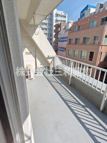 こがねビルのバルコニー