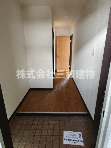 こがねビルの玄関