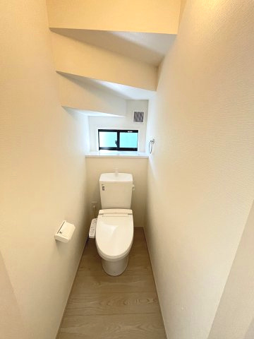 【トイレ】 | 福岡市西区千里5期　1号棟（全1棟）【仲介手数料無料・0円】 | 現地写真。1階のトイレです。