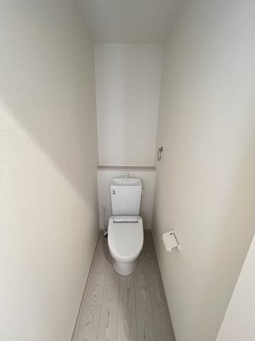 【内装】 | 福岡市西区千里5期　1号棟（全1棟）【仲介手数料無料・0円】 | 施工例。2階にもトイレです。施工例は完成時と異なる場合があります。