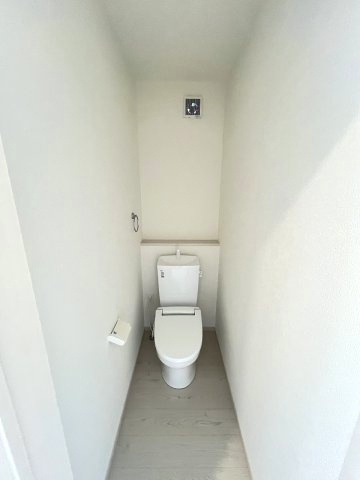 【トイレ】 | 福岡市西区千里5期　1号棟（全1棟）【仲介手数料無料・0円】 | 現地写真。2階にもトイレです。