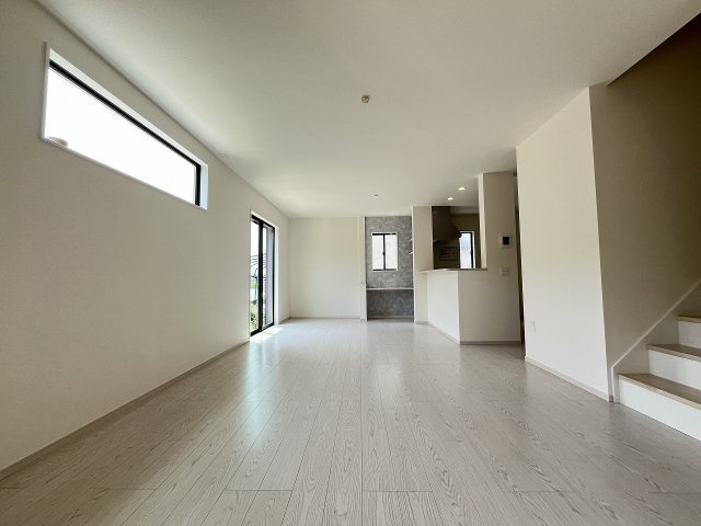 【内装】 | 福岡市西区千里5期　1号棟（全1棟）【仲介手数料無料・0円】 | 施工例。リビングです。施工例は完成時と異なる場合があります。