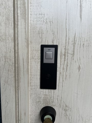 青梅市新町7丁目　新築戸建全1棟の防犯設備|スマートキーはドアに触れるだけで解錠可能なので、買い物で重い荷物を持っているときでも、簡単に玄関ドアを開けられるので便利です☆