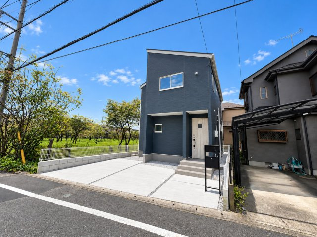 青梅市新町7丁目　新築戸建全1棟の外観|前面道路はゆとりの約6ｍ！車の出し入れがしやすく、開放感のある住環境です。