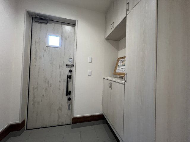 青梅市新町7丁目　新築戸建全1棟の玄関|白を基調とした明るく清潔感のある玄関♪豊富な収納付きで、玄関まわりもすっきりと保てます。