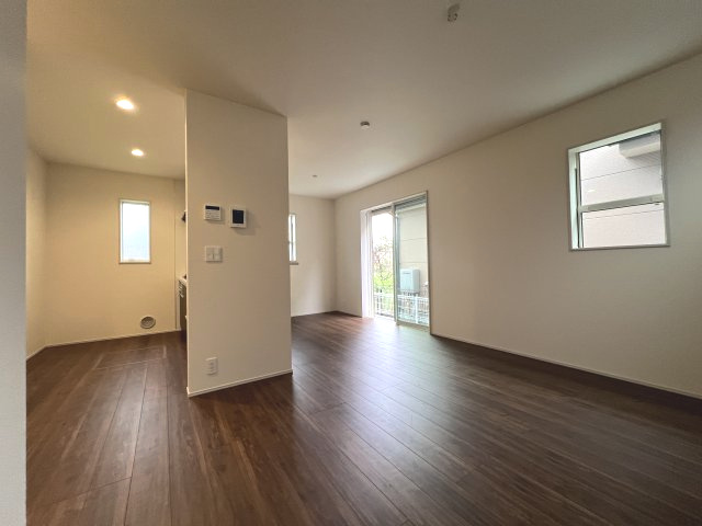 青梅市新町7丁目　新築戸建全1棟の居間・リビング|落ち着いた木目調の床が映える、明るく開放感のあるLDK♪