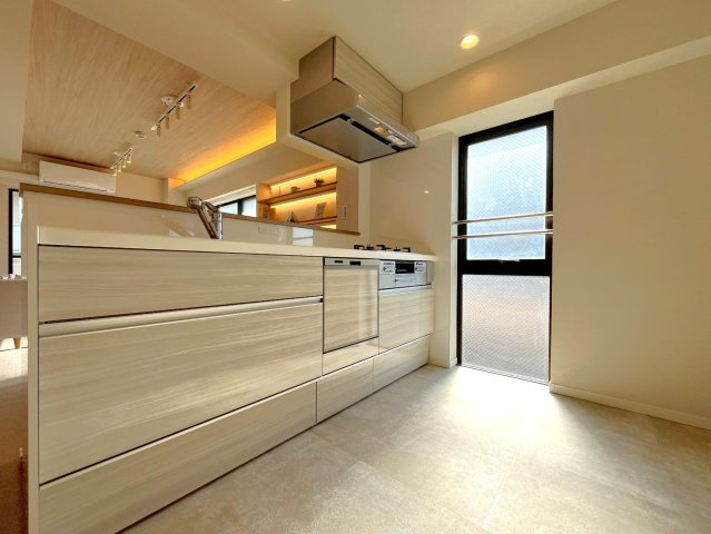ライツ富士見台のキッチン|家族とコミュニケーションの取りやすい間取りです。キッチン横には小窓がついているので料理中の匂いもこもりません！

現地ご見学希望・資料請求などお気軽にお問い合わせ下さい！
03-5990-5201